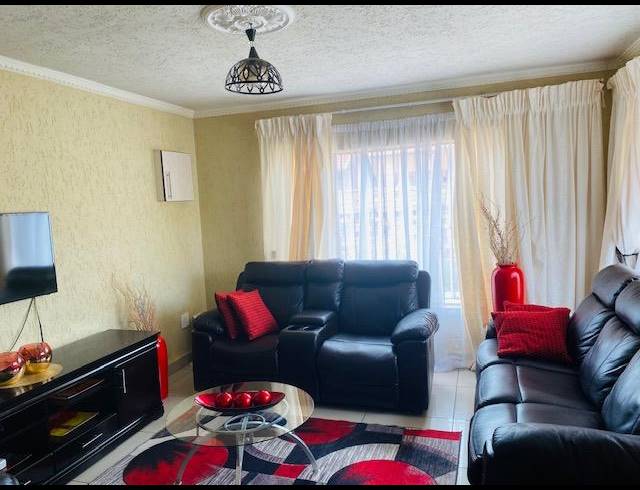 3 BEDROOM HOUSE FOR SALE IN DIEPKLOOF ZONE 4